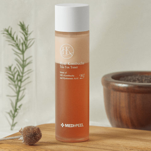 Începeți regimul de îngrijire a pielii cu atingerea revitalizantă a tonicului HYAL KOMBUCHA TEA-TOX TONER de la MEDIPEEL. Infuzat cu bunătățile Kombucha din Marea Britanie și acid hialuronic, acest tonic hidratează și pregătește pielea, asigurând un ten echilibrat și împrospătat. Flaconul cu gradient reflectă potența tonicului, promițând o experiență liniștitoare și hidratantă.